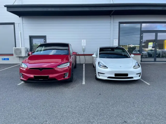 Laddning vid Tesla-centret på Realparkinkatu 4 i Lempäälä.