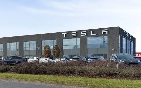 Facaden på Tesla Center Hillerød at Lokesvej 8.