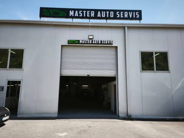Pročelje Master Auto Servisa u Podgorici s natpisom iznad ulaza u servisnu halu.