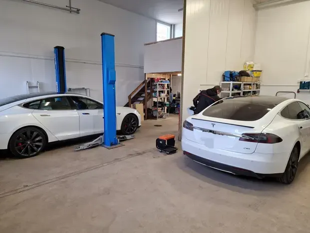 Foto av Heslas verkstad — Tesla- och batterireparationer.
