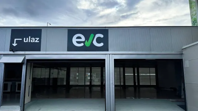 Pročelje EV Clinic u Velikoj Mlaki s natpisom i ulazom.
