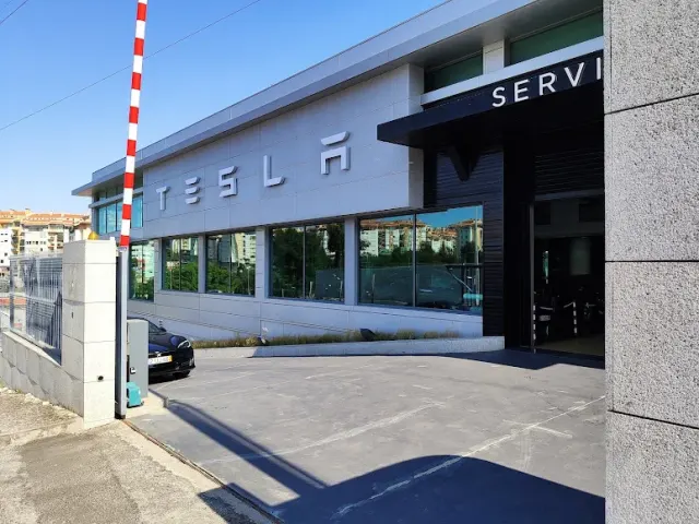Exterior e entrada do Tesla Center Lisboa Belas. Fotografia de junho de 2019.