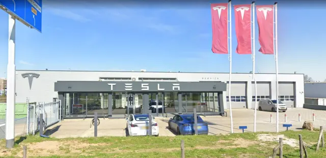 Buitenzijde van het Tesla-centrum in Roermond.