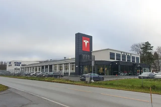 Utsiden av bygningen i Ringeriksveien 197 da den huset Tesla Skui-servicesenter.