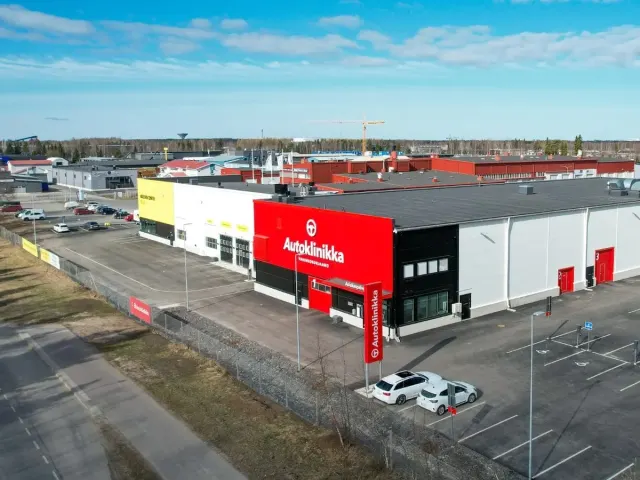 Foto av Autoklinikka Oulu Ruskos verkstad — karosserireparationer för Tesla.