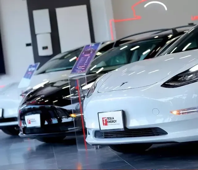Tesla Energy ավտոսրահի ներսը՝ ցուցադրված Tesla ավտոմեքենաներով։