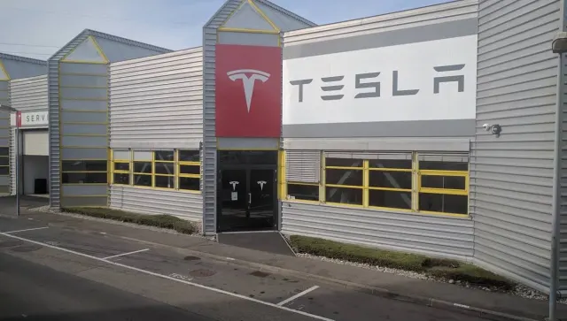 Vue extérieure du Tesla Center Genève Meyrin avec un panneau Tesla, à Meyrin; photo d’archive de 2016.