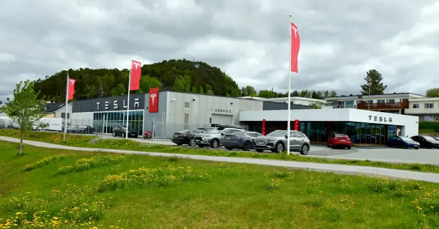 Utsiden av Tesla-servicesenteret i Løsbergvegen 2 i Steinkjer ved den offisielle åpningen i 2022.