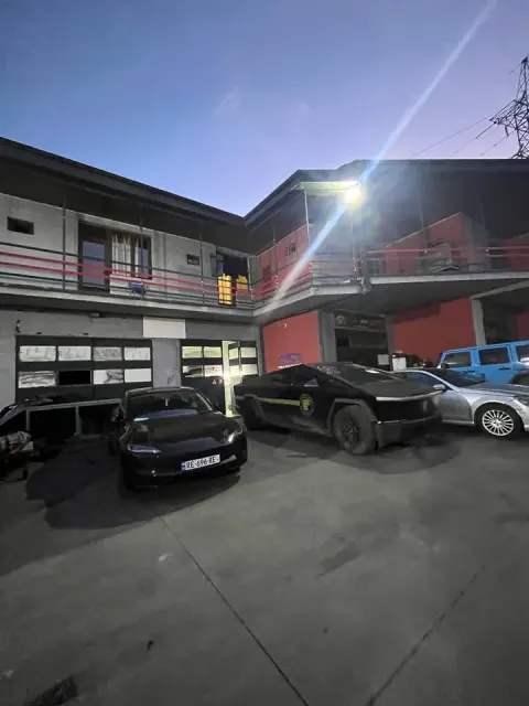Tesla-ს ავტომობილები თბილისში, Tesla Service Georgia-ს სახელოსნოს შენობასთან; ჩანს Model 3 და Cybertruck. ფოტო გადაღებულია 2026 წლის ივლისში.