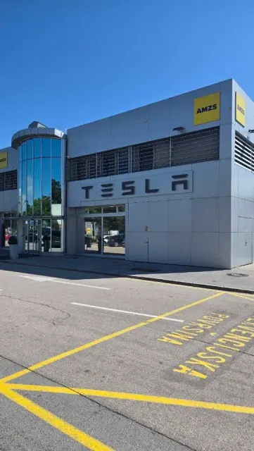 Fasada Tesla Center Ljubljana na Leskoškovi cesti 11 v Ljubljani.