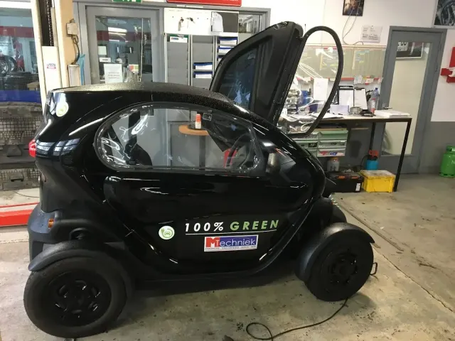 Een elektrische auto van MTechniek in de reparatieruimte van de werkplaats in Alkmaar.