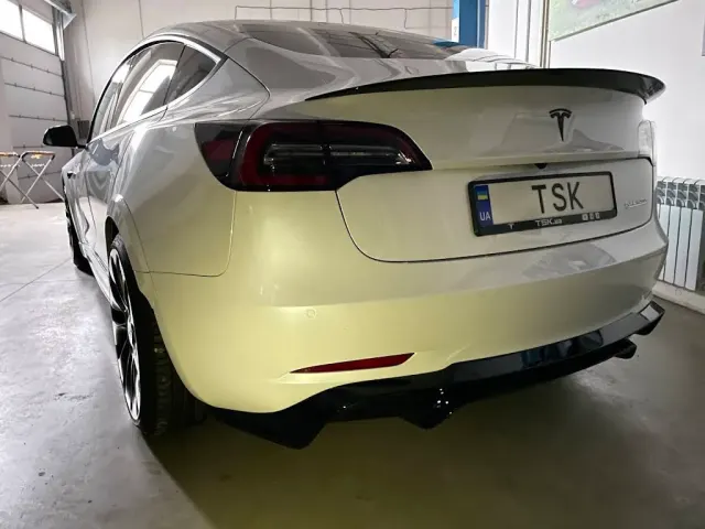 Tesla з номерним знаком TSK усередині ремонтної майстерні TSK.UA у Гостомелі; архівна фотографія 2022 року.