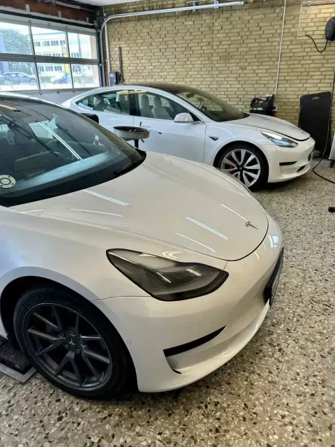 Tesla på Ekstrand Garages værksted i Søborg.