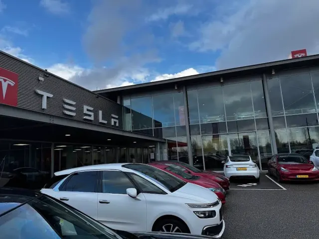 Buitenzijde van het Tesla-centrum in Rotterdam.