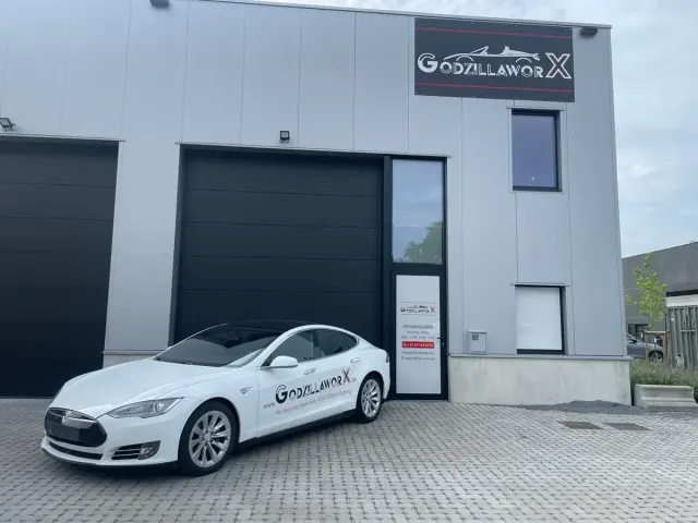 Foto der Werkstatt Godzillaworx — Tesla-Batteriereparatur.