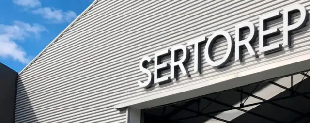 Exterior da oficina Sertorep no Porto, com o respetivo letreiro.