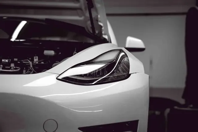 Ein Tesla im Arbeitsbereich des Karosseriebetriebs Merbag Liesing.
