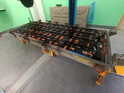 Pogonska baterija električnog vozila na radnom stolu u Auto Centar Elektra.