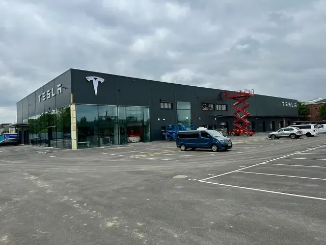Tesla Service Dusseldorf-Koenigsbergerstrasse an der Adresse 100 Königsberger Str., Düsseldorf, NRW 40231. Standortfoto.