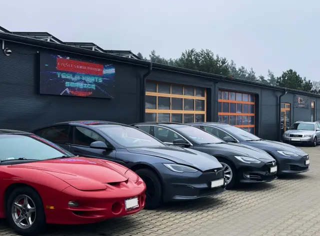 Warsztat EV Spot Service wykonujący naprawy Tesli.
