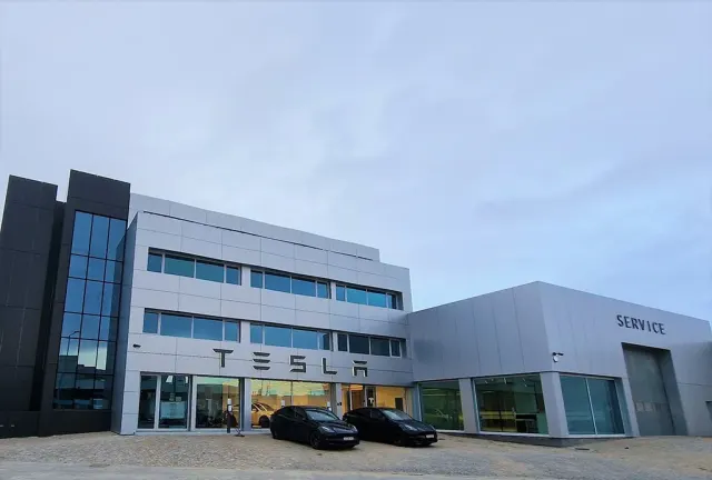 Exterior do Tesla Center Porto na Av. Fontes Pereira de Melo, 318.