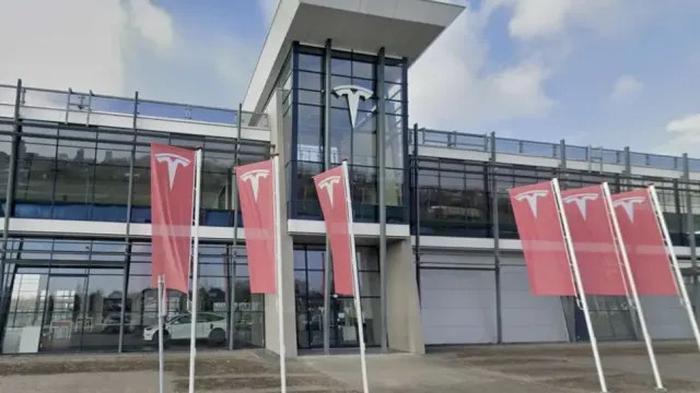 Tesla-centrum aan Laan van Waalhaven 417 in Den Haag; het gebouw is gefotografeerd in 2025.