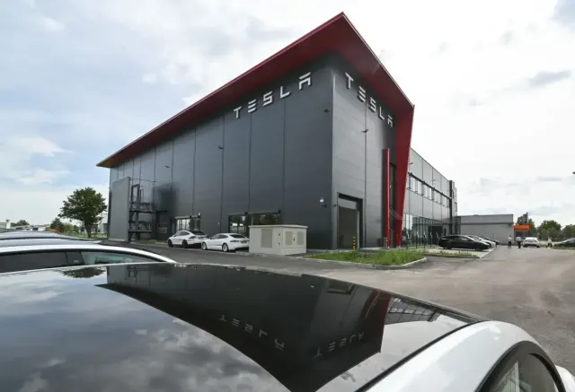 Tesla Service Neu Ulm an der Adresse 4/2 Von-Liebig-Straße, Neu-Ulm 89231. Standortfoto.