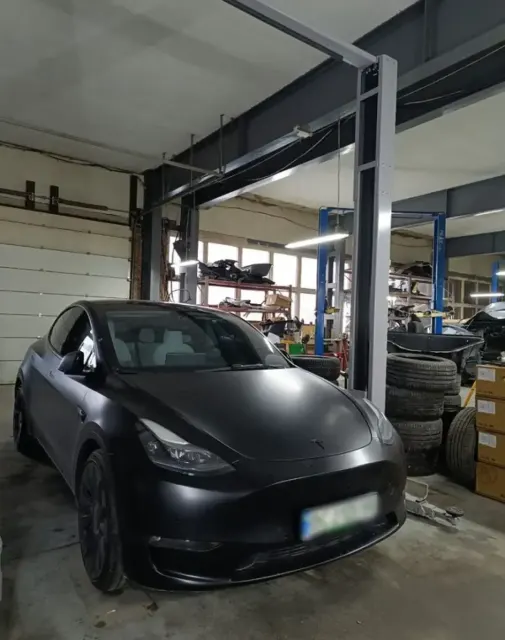 Tesla Model Y у боксі Tesla Service West у Львові.