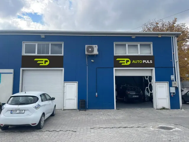 Clădirea și intrarea în atelierul AutoPuls din Chișinău.