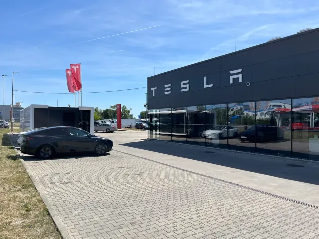 Exteriér Tesla Center Bratislava s nápisom TESLA na Tuhovskej 11. Fotografia z júna 2026.