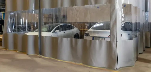 Veículos Tesla numa área de reparação separada da Auto Escudeiro Marques, em Torres Novas.