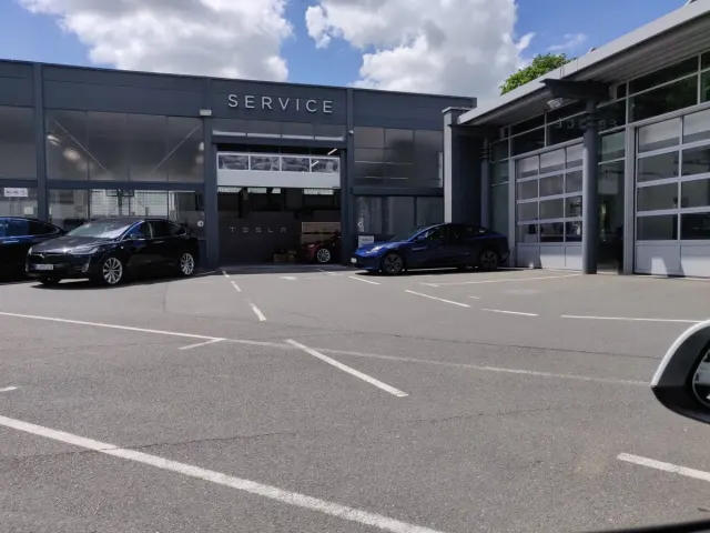 Tesla Service Nuernberg Thumenberger an der Adresse 10 Thumenberger Weg, Nürnberg, BY 90491. Standortfoto.