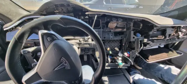Išardyta Tesla panelė atliekant elektronikos darbus.