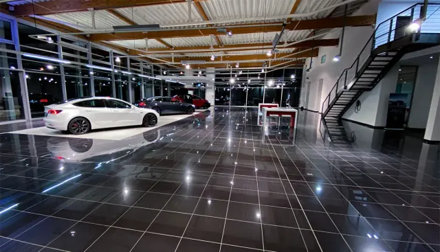 Tesla-Center-Ausstellungsraum an der Saarburger Ring in Mannheim.