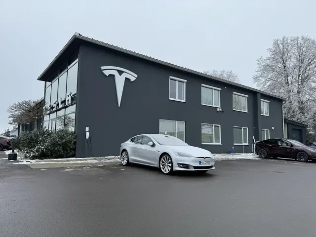 Tesla Service Memmingen Amendingen an der Adresse 1 Dr. Karl Lenz Str, Memmingen, BY 87700. Standortfoto.