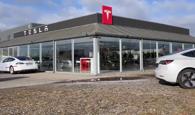 Teslas servicecenter i Greve.