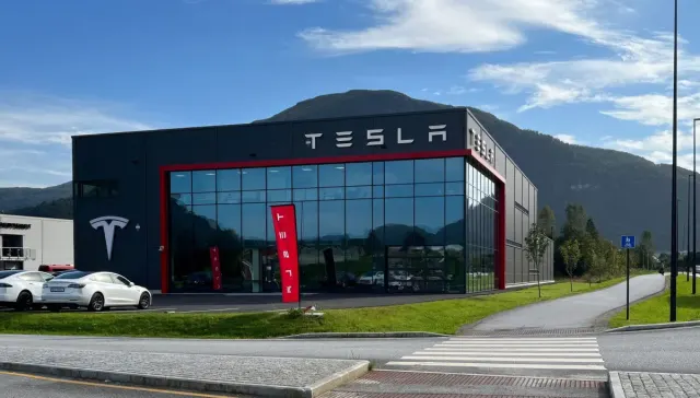 Utsiden av Tesla-bygget i Hafstadvegen 101 i Førde, med Tesla-skilt og biler utenfor.