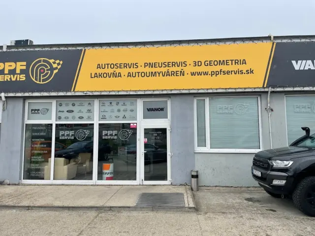 Exteriér PPF SERVIS na Kopčianskej ulici v Bratislave.