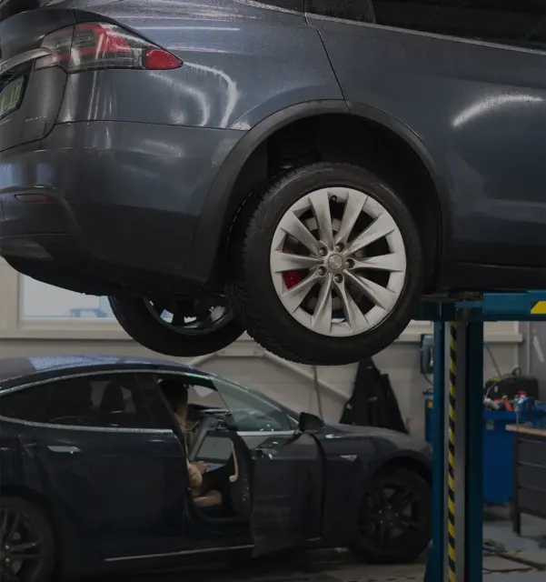 Vozy Tesla uvnitř karosárny Lak Racing.