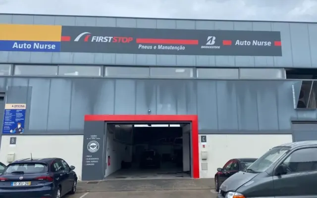 Montra da Auto Nurse e First Stop em Sesimbra, numa fotografia publicada em 2022.