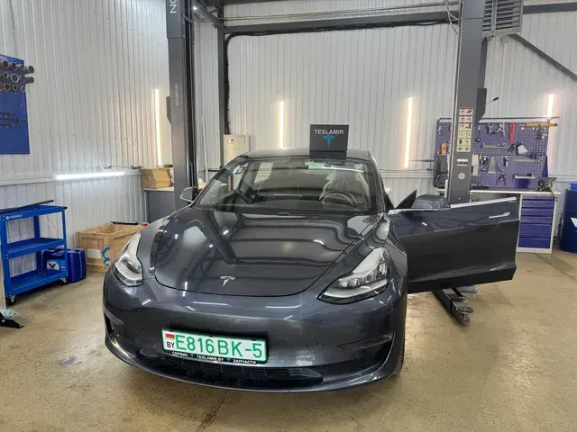 Tesla Model 3 у майстэрні Teslamir у Мінску.