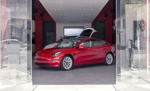 Centrum serwisowe Tesla w Swarzędziu.