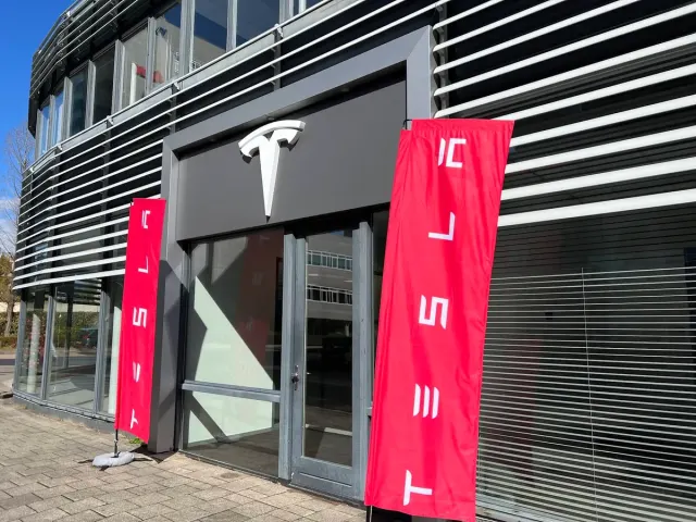 Ingang van het Tesla-centrum in Utrecht.