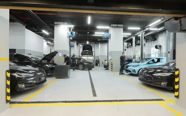 E-Garaj Maslak atölyesinin fotoğrafı — Tesla arıza teşhisi.