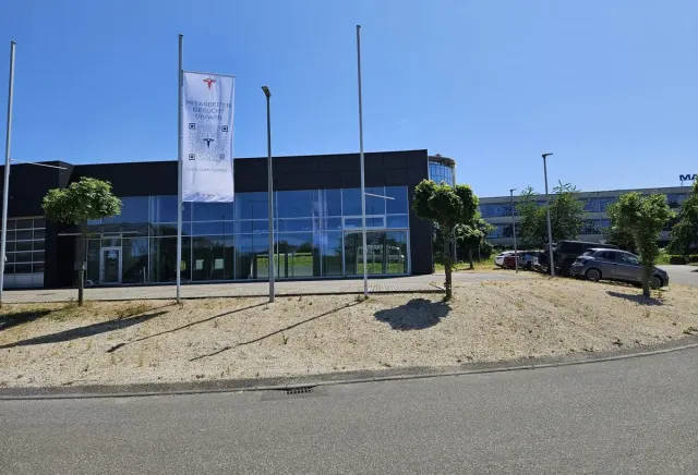 Tesla-Center building an der Adresse Heerbergstraße 7 in Weinstadt.
