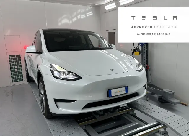 Una Tesla nell’officina Autosicura Milano Sud a Rozzano.