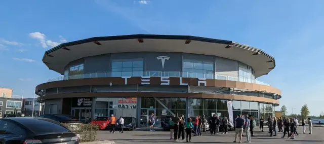 Tesla-servicecenter i Örebro.