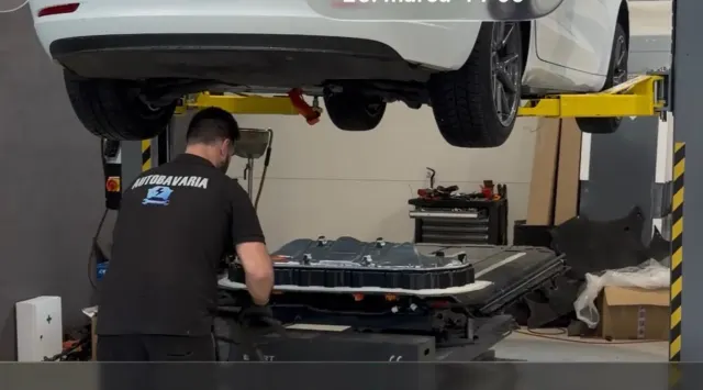 Mechanik AUTOBAVARIA pracuje na trakčnej batérii Tesla v Badíne.