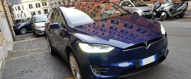 Una Tesla Model X davanti all’officina Executive Roma.