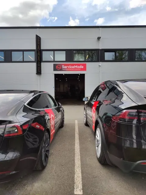 ServiceMode’i töökoja välisvaade Peetris; sissepääsu ees on Tesla logoga autod. Foto tehtud mais 2025.